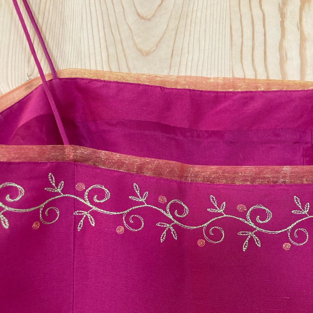 A 100% silk lined top with beautiful details on top. - Picture 4 of 6